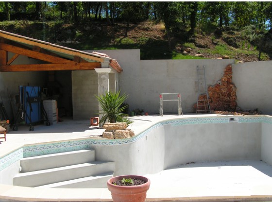 Construction de cascade retombante dans piscine